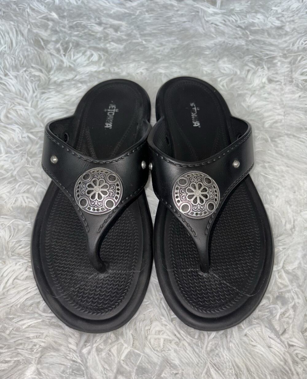 Minnetonka Women’s “Pia” 11 Black Silver Medallion Sandals. Pretty, Exc. Cond